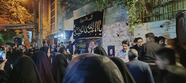 اجتماع مردم مشهدی مقابل خانه مادر شهید جمهور جهت ابراز همدردی