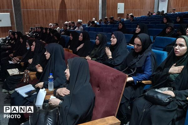 جلسه مدیران مدارس منطقه کهریزک؛ هماهنگی «پروژه مهر» و آیین بدرقه رهبر شهید