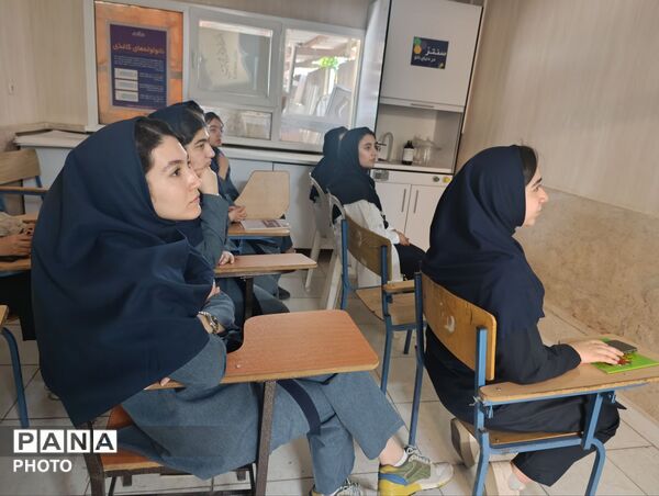 تقدیر از برترین‌های نانوفناوری دبیرستان اهل‌البیت (ع) ناحیه 4 کرج  در پژوهش‌سرای ملاصدرا