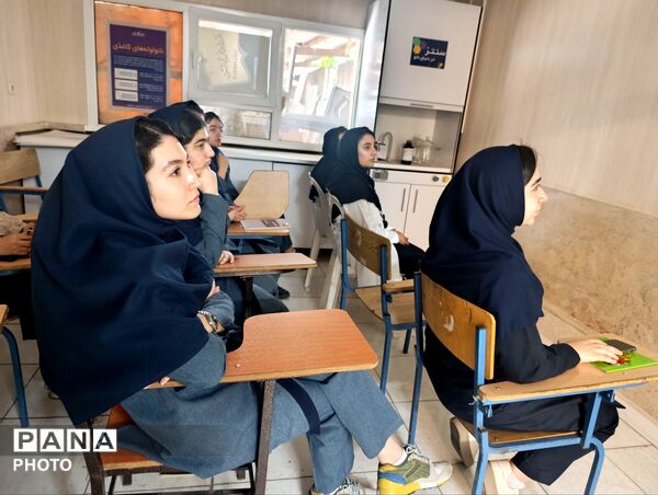 تقدیر از برترین‌های نانوفناوری دبیرستان اهل‌البیت (ع) ناحیه 4 کرج  در پژوهش‌سرای ملاصدرا