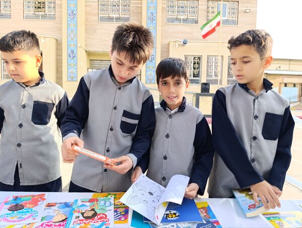 برگزاری نمایشگاه کتاب در دبستان معلم دو آشخانه 
