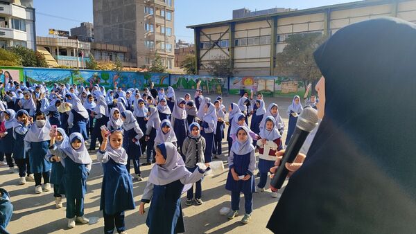 جلسه آموزشی کمپین پیشگیری از پوکی استخوان در مدرسه شاهد خیر سجادی 