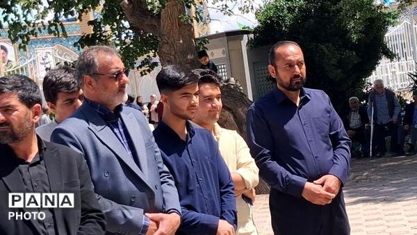 خادمین حرم مطهر رضوی غبار از مزار شهید نظافتی برداشتند