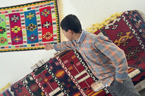 نمایشگاه دانش‌آموزان دبستان دانش آباده به‌مناسبت هفته ماها