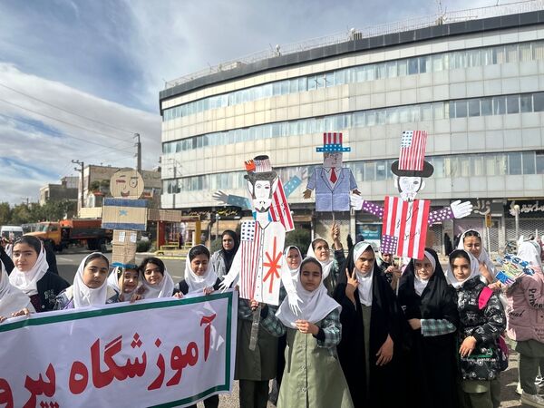 حضور دانش‌آموزان زنجانی در راهپیمایی روز ۱۳ آبان 