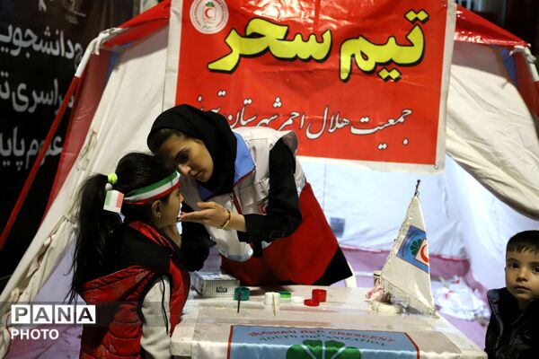 محفل گرم تشکیلاتی دانش‌آموزان در تجمع مردمی تبریز با حضور قائم‌مقام معاون وزیر در سازمان دانش‌آموزی