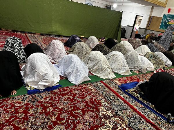 آخرین لحظات معنوی روز اعتکاف در مسجد امام حسین(ع)