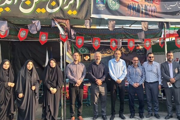 بهارستان دو در مسیر عشق؛ میزبانی فرهنگیان از زائران حسینی در عوارضی پرند