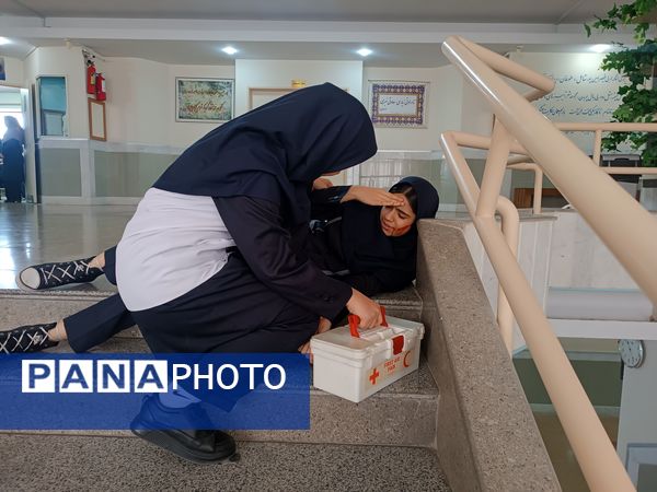 مانور زلزله در دبیرستان آرمینه مصلی نژاد