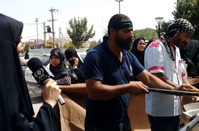 خدمت رسانی نانوایان قم در مراسم تشییع رهبر شهید