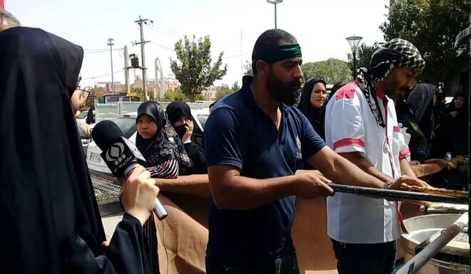خدمت رسانی نانوایان  در مراسم تشییع پیکر مطهر رهبر شهید