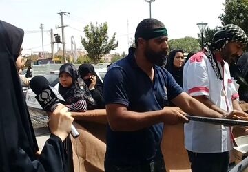 خدمت رسانی نانوایان  در مراسم تشییع پیکر مطهر رهبر شهید