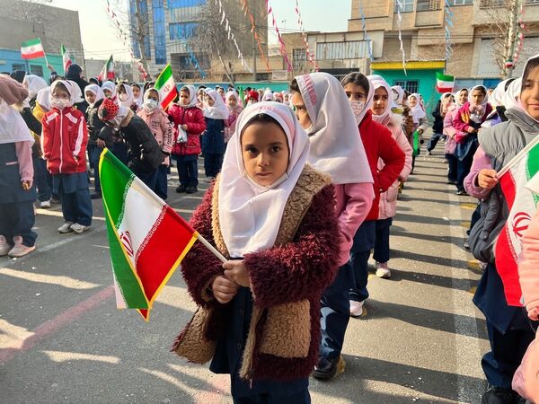 نواختن زنگ انقلاب در دبستان‌المهدی ناحیه 2 کرج 