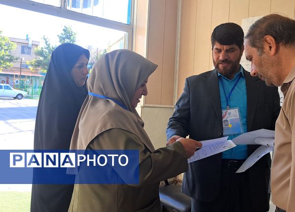 مردم‌ مشهد مثل همیشه با شور و نشاط آمدند تا ایران را بسازند