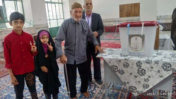 حضور پرشور مردم ولایتمدار شهرستان خلیل‌آباد در شعب اخذ رای 