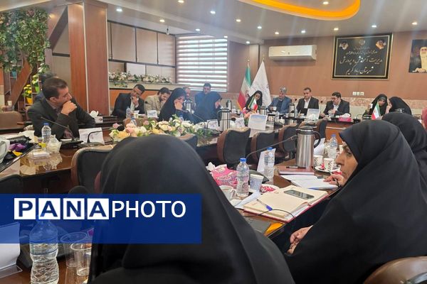 نشست هم‌اندیشی معاونین آموزش متوسطه در اداره رباط‌کریم