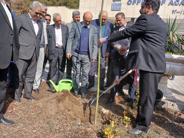 کاشت نهال یادمان صحن دانش تا کرسی قانون‌گذاری 