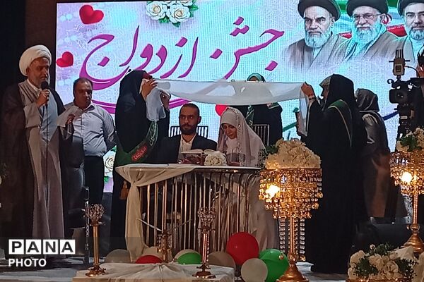 جشن ازدواج ۱۴ زوج جوان در میدان معلم شیراز