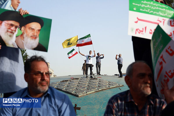 تجمع مردمی بشارت فتح در میدان انقلاب