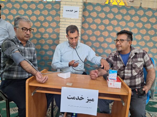 برپایی میز خدمت ادارات شهرستان حاجی آباد در نماز جمعه به‌مناسبت هفته دولت