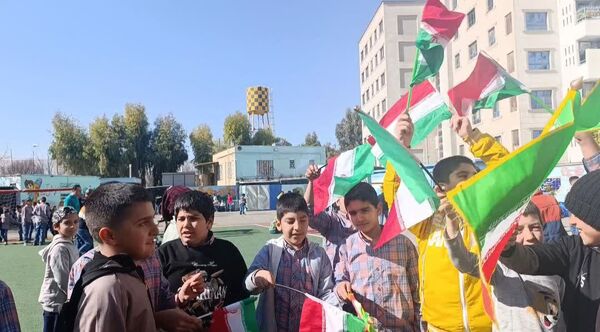  نواختن زنگ انقلاب در دبستان حضرت ابوالفضل(ع)2