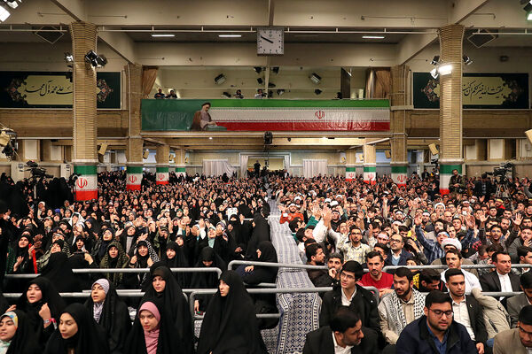 دیدار جمعی از رأی اولی‌ها و خانواده‌های شهدا با رهبر انقلاب اسلامی