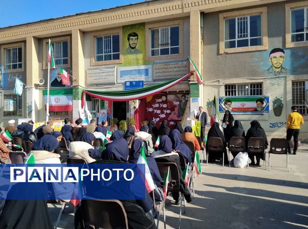 نواختن زنگ انقلاب در دبیرستان بنت‌الهدی صدر رضویه