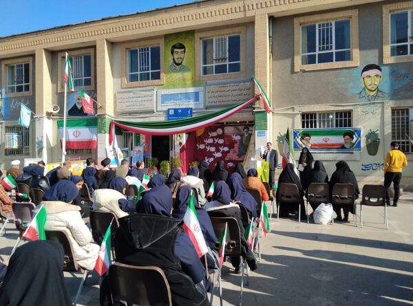 نواختن زنگ انقلاب در دبیرستان بنت‌الهدی صدر رضویه