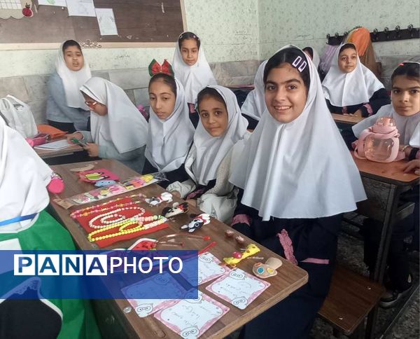  بازارچه کار آفرینی و دست سازه‌های دانش‌آموزی در دبستان دخترانه هدی