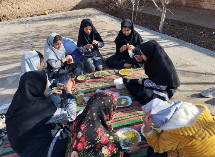 آش نذری‌‌ به‌ مناسبت‌ شهادت‌ امام‌ هادی (ع) در مدرسه تکتم خلیل آباد