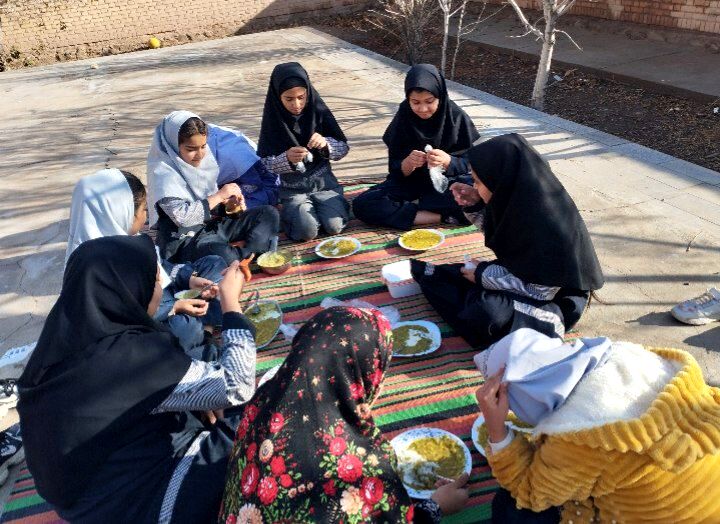 آش نذری‌‌ به‌ مناسبت‌ شهادت‌ امام‌ هادی (ع) در مدرسه تکتم خلیل آباد
