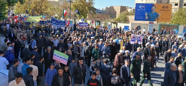 حضور پرشور نوجوانان و خانواده‌ها در سیزده آبان تجدید پیمان با انقلاب