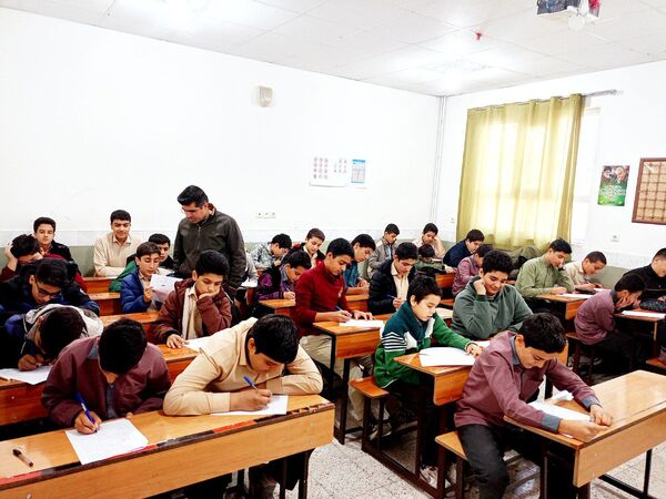 برگزاری امتحانات نوبت اول در دبیرستان میثاق کاشمر