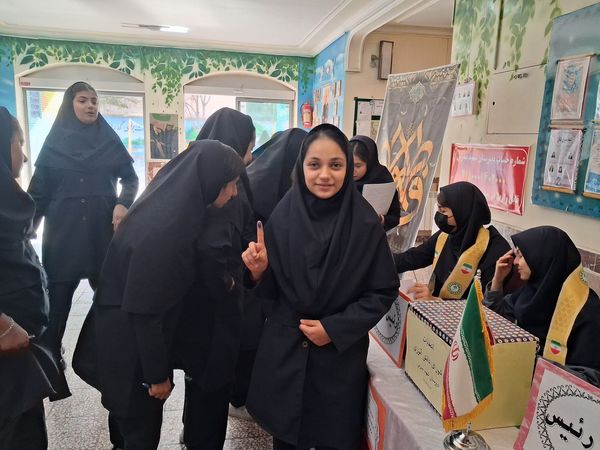 میزبانی پیشتازان مدرسه شهید مدرس در انتخابات شورای دانش‌آموزی