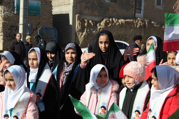 تمثال مبارک امام خمینی(ره) در شهر درق گلباران شد 
