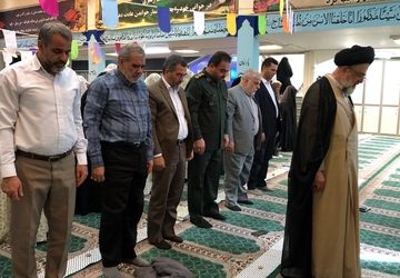 برگزاری اولین نماز جماعت هم‌زمان با آغاز سال تحصیلی در دبیرستان عاشورا ناحیه دو شهرری 