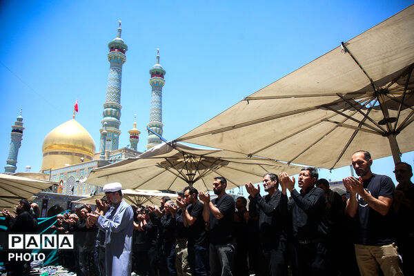 حضور باشکوه عزاداران عاشورایی در نماز جماعت ظهر