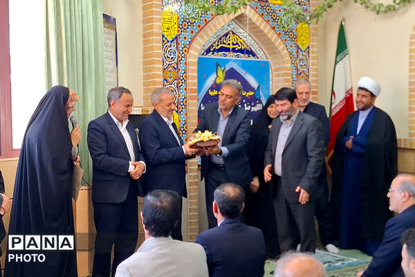 وزیر آموزش و پرورش میهمان دانش‌آموزان مدرسه شاهد دالکی