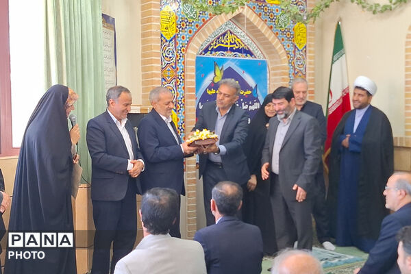 وزیر آموزش و پرورش میهمان دانش‌آموزان مدرسه شاهد دالکی
