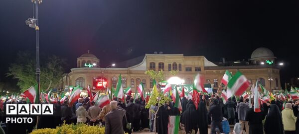 مردم یکن‌آباد در میدان امام، پیمانِ دوباره با شهدا بستند