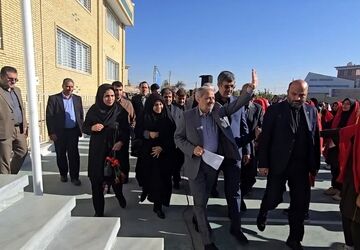 هنرنمایی دانش آموزان دبیرستان عفت یزد با اجرای پیرامید در حضور وزیر آموزش و پرورش