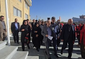 هنرنمایی دانش آموزان دبیرستان عفت یزد با اجرای پیرامید در حضور وزیر آموزش و پرورش