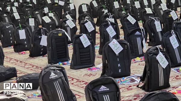 اهدای۳ هزار بسته لوازم‌التحریر به یاد دانش‌آموزان شهید میناب