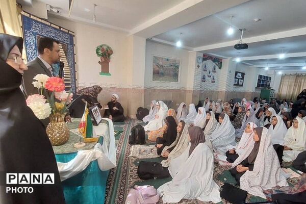 طنین زنگ جوانه همراه با عطر جانفزای نماز جماعت با طرح (برای نماز برخیزیم )در دبیرستان بعثت