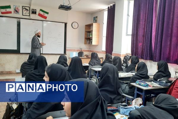 برگزاری کارگاه‌های آموزشی با حضور روحانیون گروه‌های جهادی در مدارس ناحیه دو شهرری 