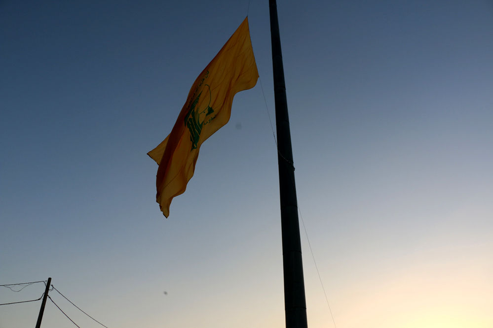 اهتزاز پرچم حزب‌الله لبنان بر بلندترین برج قم
