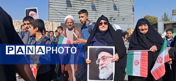 حضور پررنگ دانش‌آموزان شهر لپویی در راهپیمایی 13 آبان 