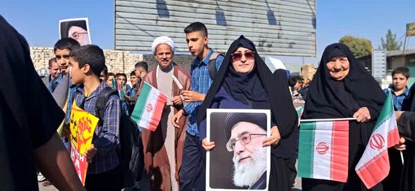 حضور پررنگ دانش‌آموزان شهر لپویی در راهپیمایی 13 آبان 