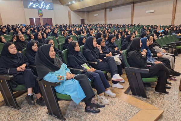 تجلیل از دانش‌آموزان رتبه‌های برتر دبیرستان پویش ناحیه 3 شیراز 
