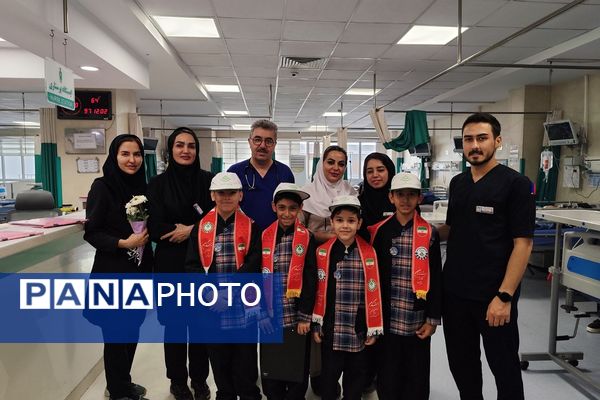 حضور دانش‌آموزان دبستان شهید قلنبر به مناسبت روز پرستار در بیمارستان فیروزآبادی شهرری 